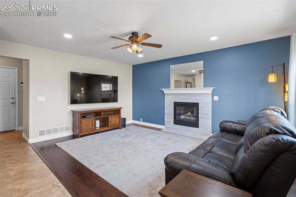 Image 7 of 21: Family Room