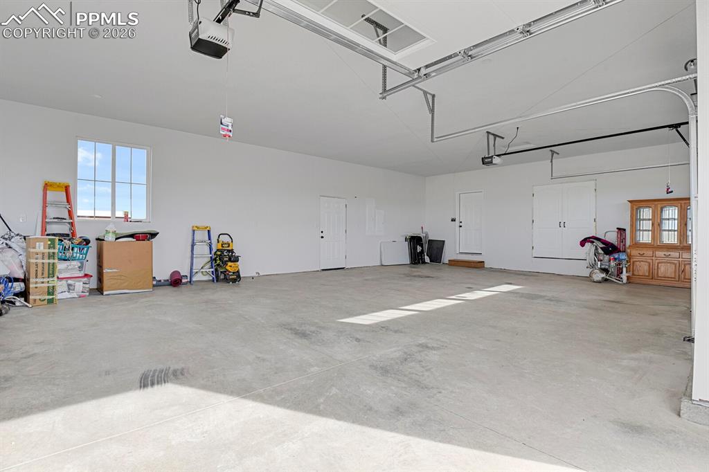 Image 37 of 49: Garage