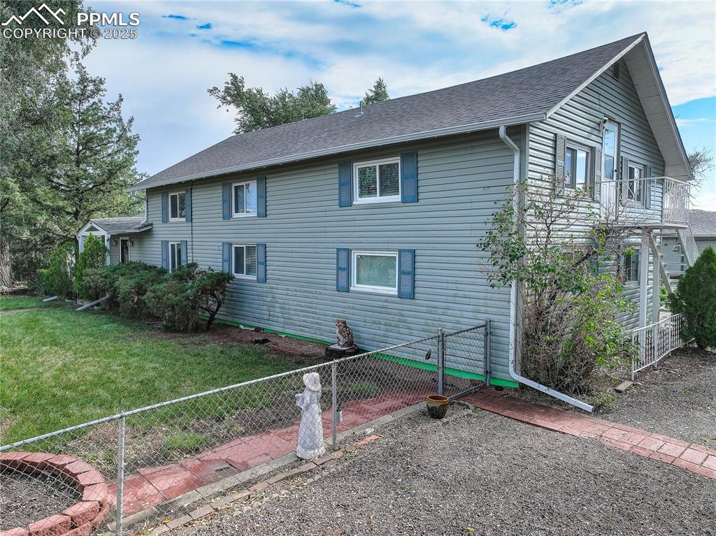 Image 24 of 50: Combination vinyl siding and stucco provide easy outdoor maintenance
