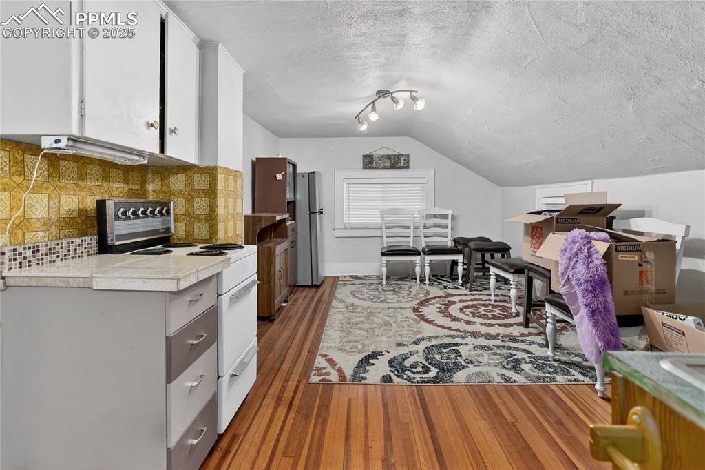 Image 46 of 50: Upper level kitchen