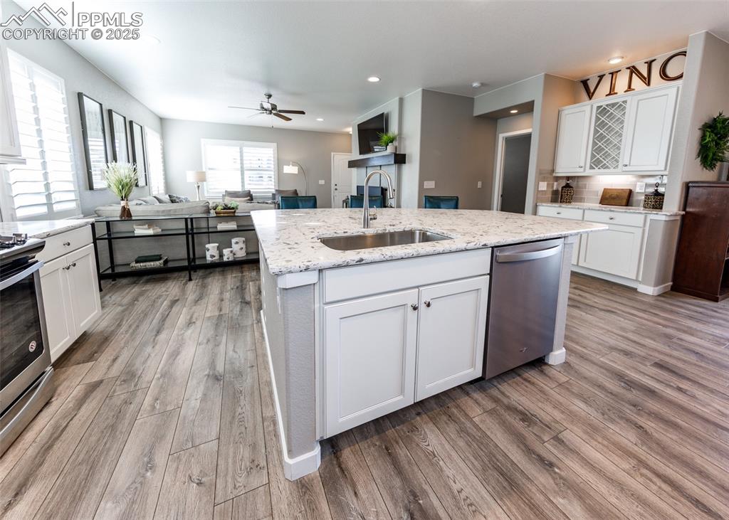 Image 19 of 37: Kitchen