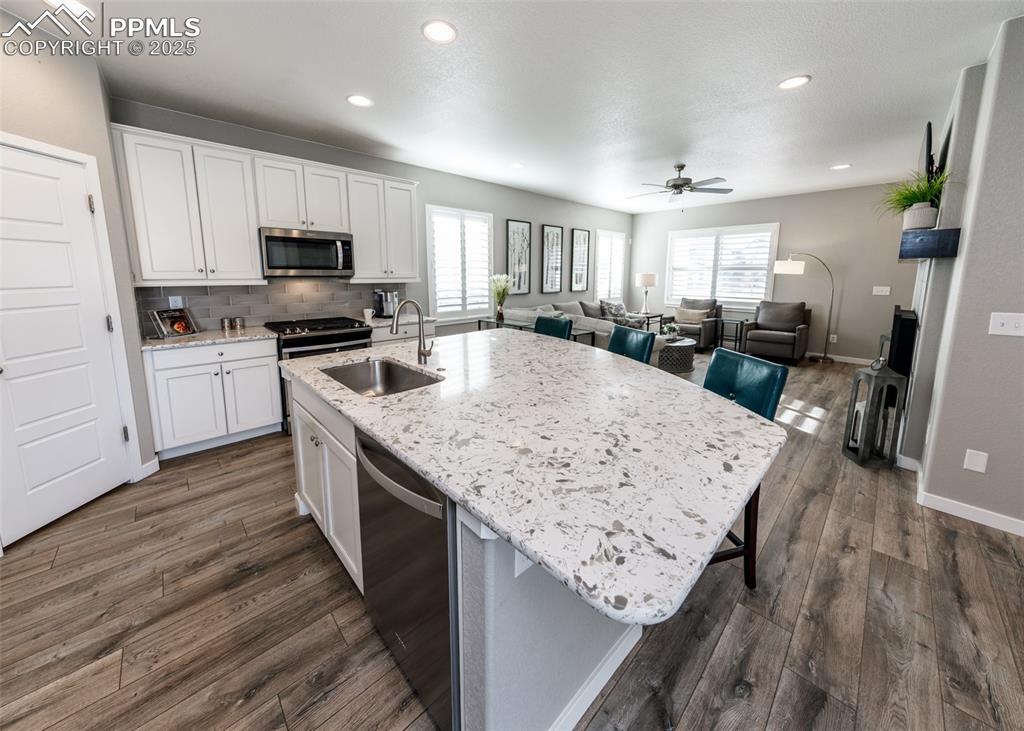 Image 21 of 37: Kitchen