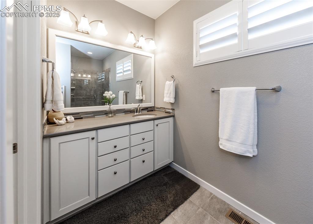 Image 28 of 37: Bathroom