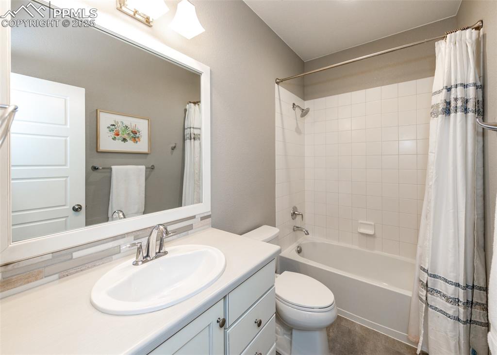 Image 33 of 37: Bathroom