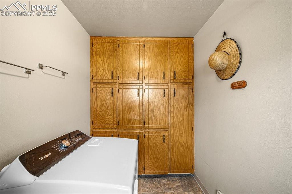 Image 18 of 24: Laundry