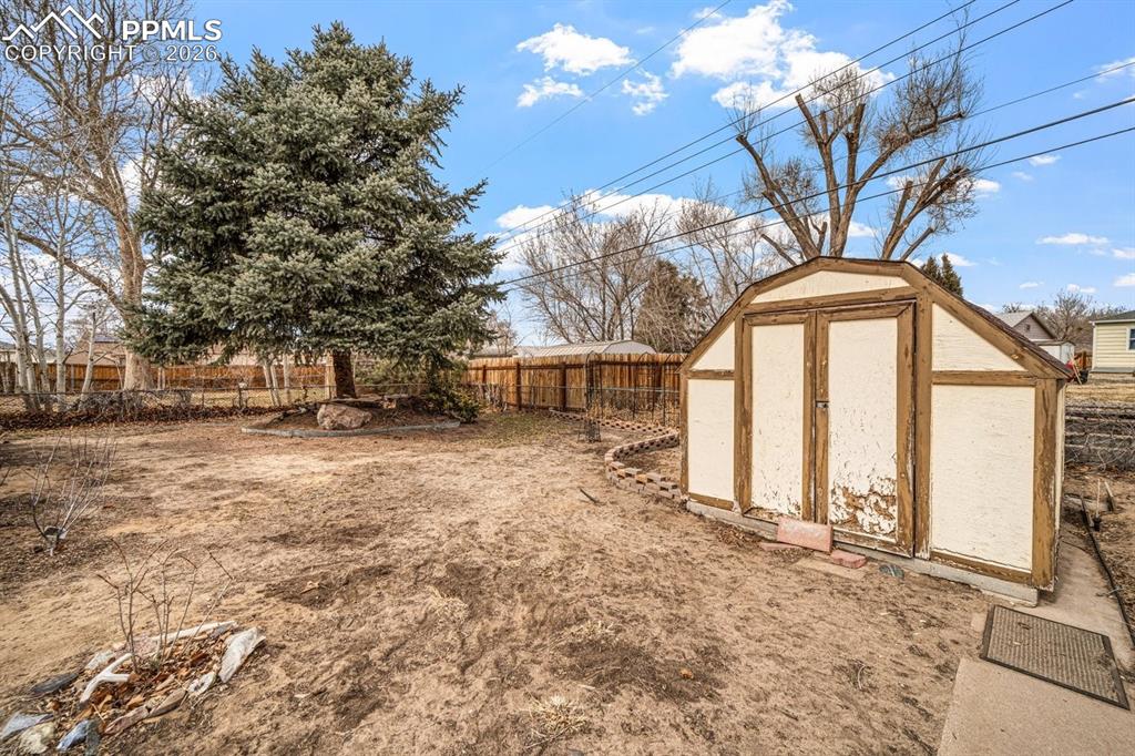 Image 21 of 24: Yard