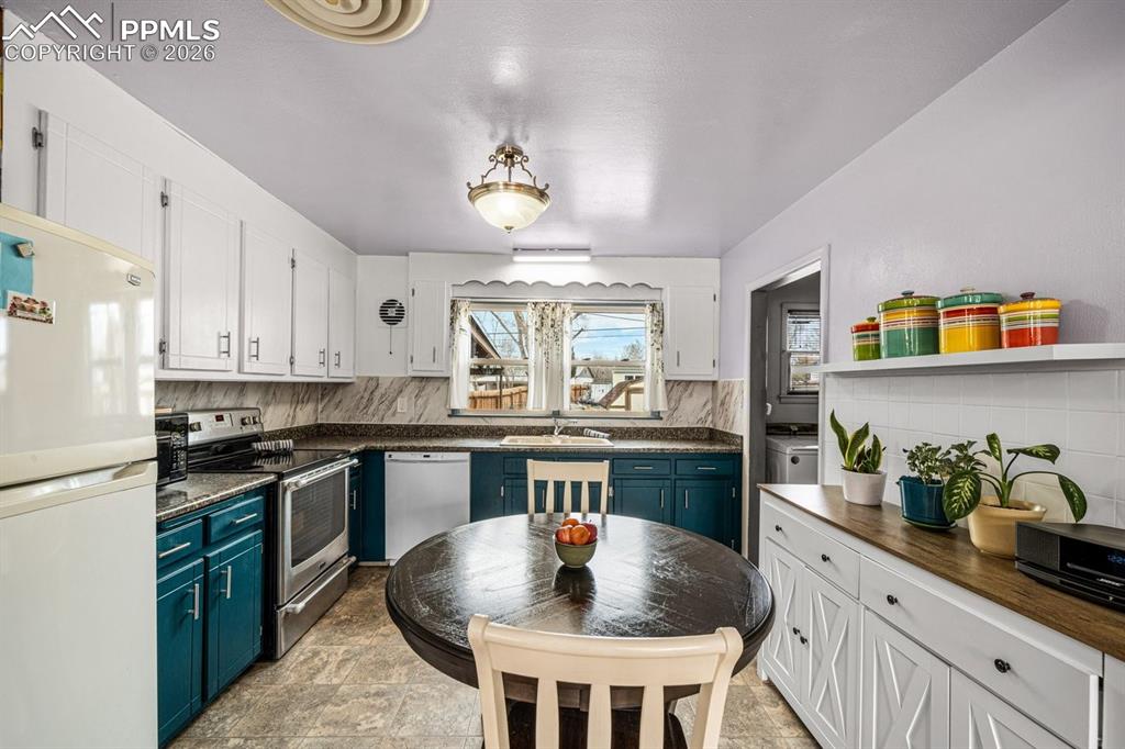 Image 7 of 24: Kitchen