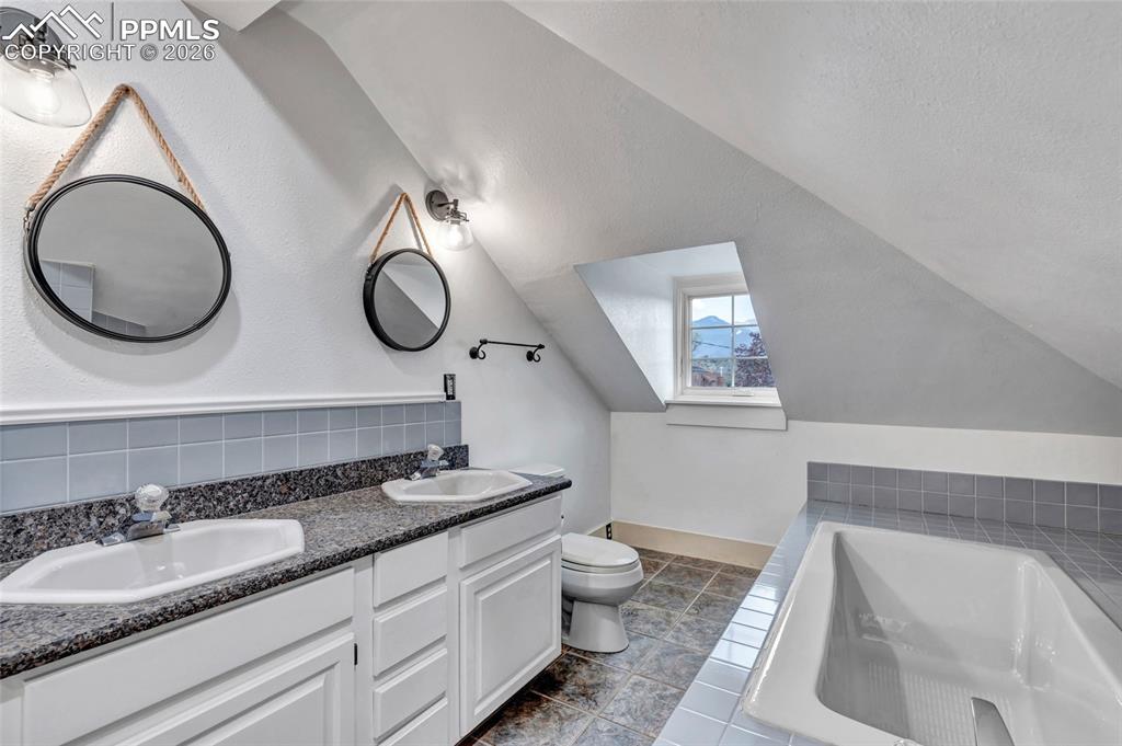 Image 21 of 46: En suite Primary Bath