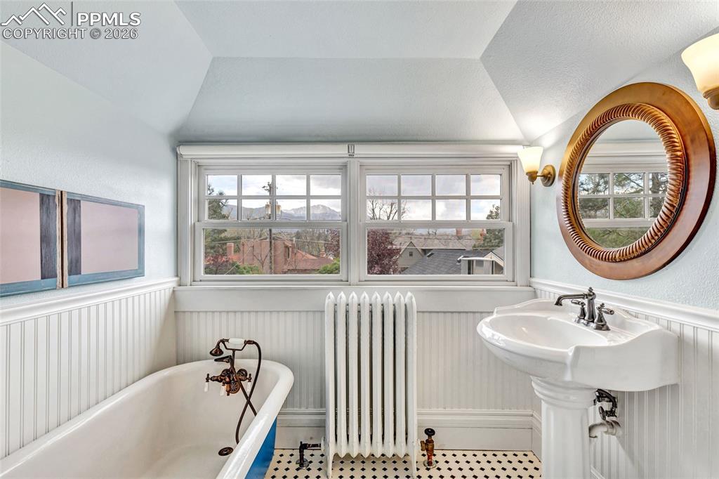 Image 25 of 46: En suite Bathroom for Upper Level Additional Bedroom