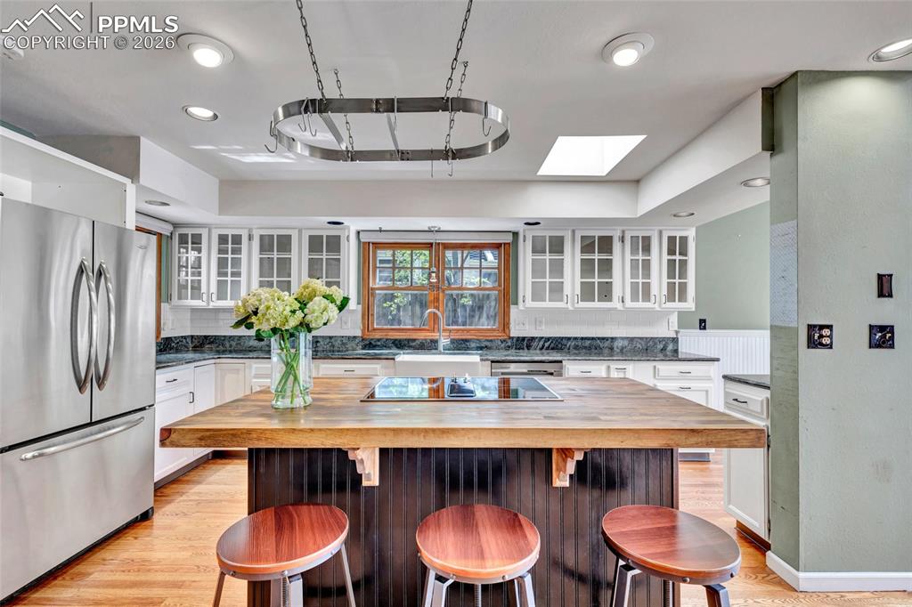 Image 4 of 46: Light & Spacious Kitchen