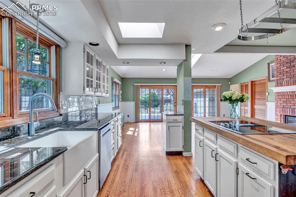 Image 7 of 46: Kitchen