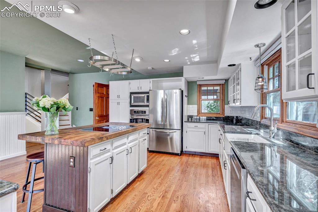 Image 9 of 46: Kitchen