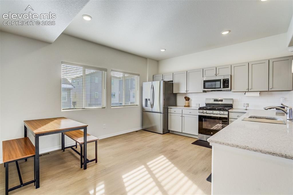 Image 10 of 24: Kitchen