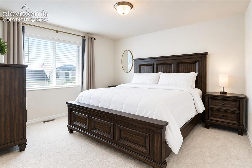 Image 19 of 24: Bedroom