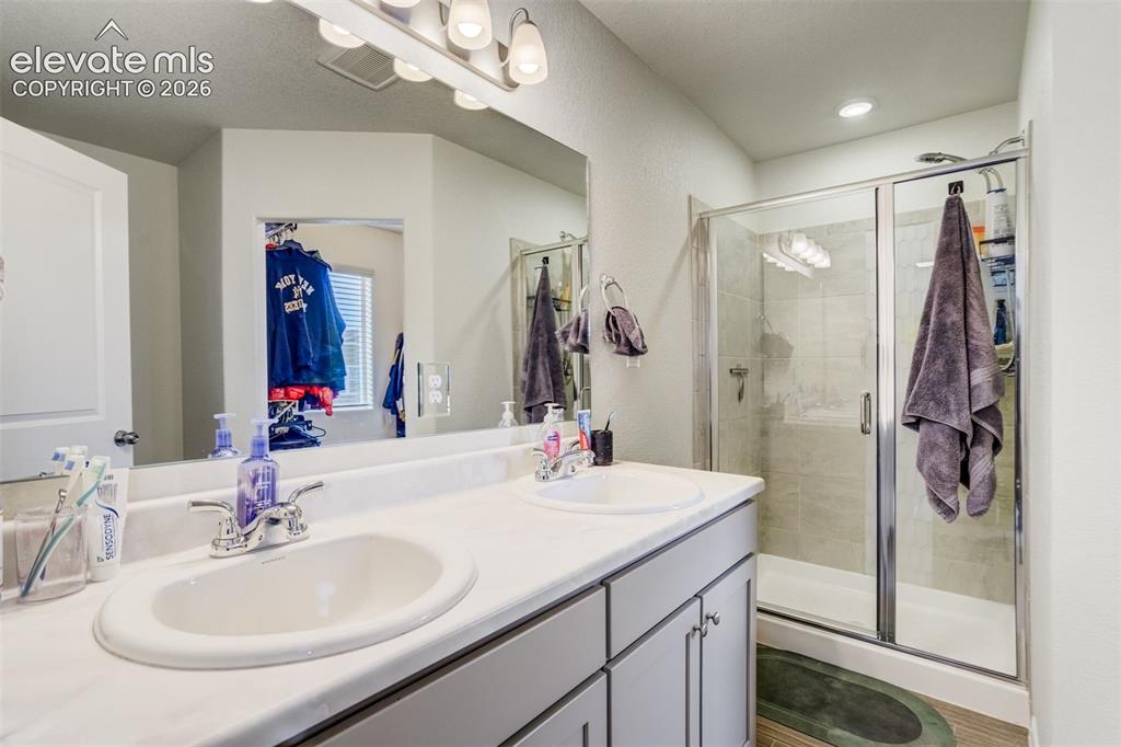 Image 20 of 24: Bathroom