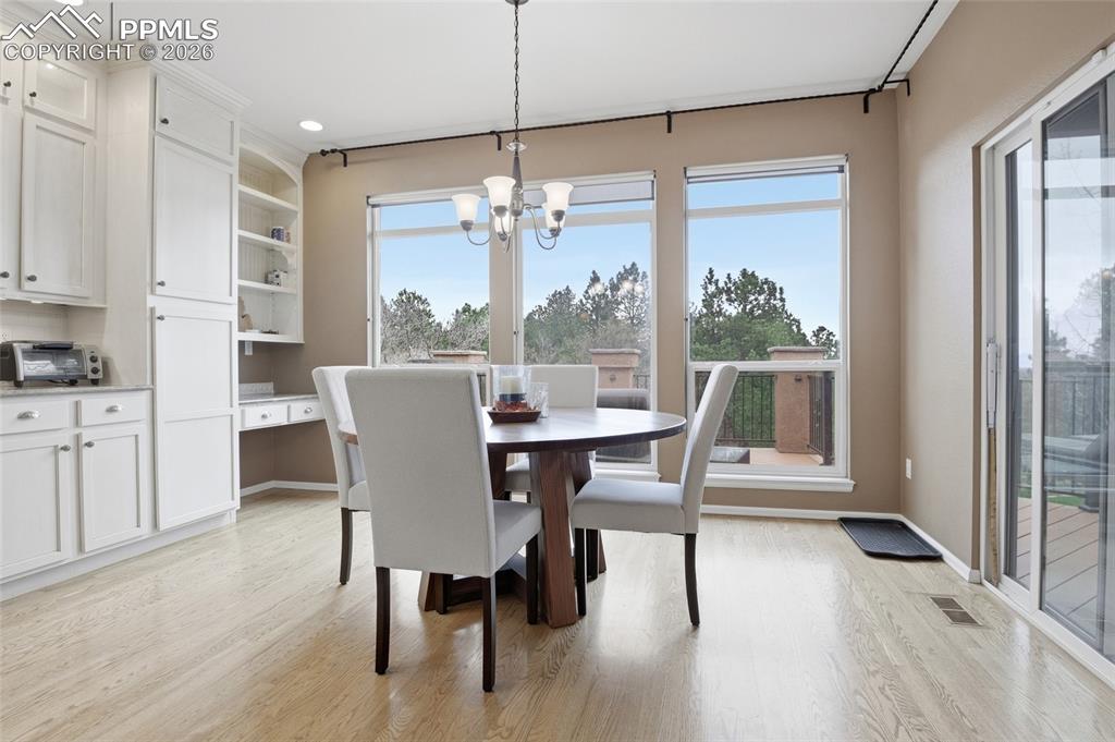 Image 11 of 50: Dining Area