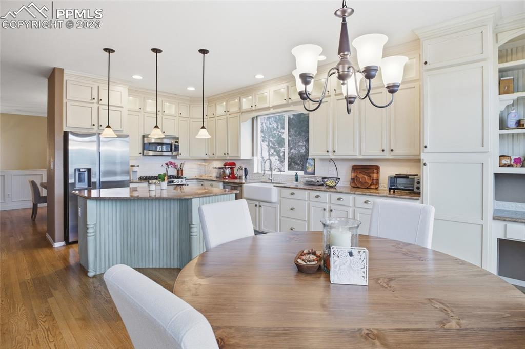 Image 12 of 50: Dining Area