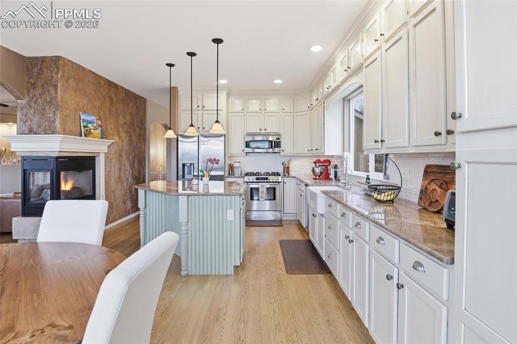 Image 13 of 50: Kitchen