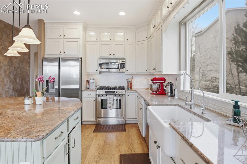 Image 14 of 50: Kitchen