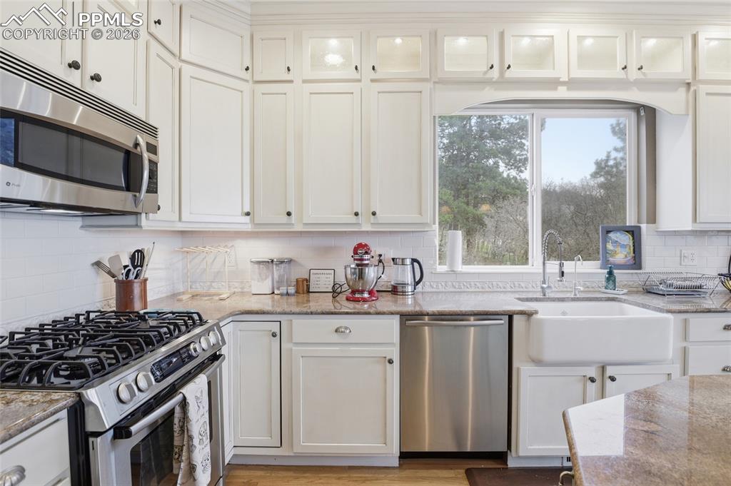 Image 15 of 50: Kitchen