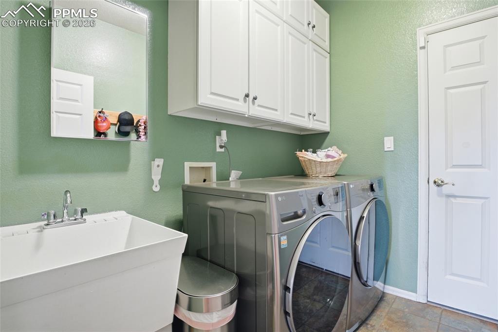 Image 20 of 50: Laundry