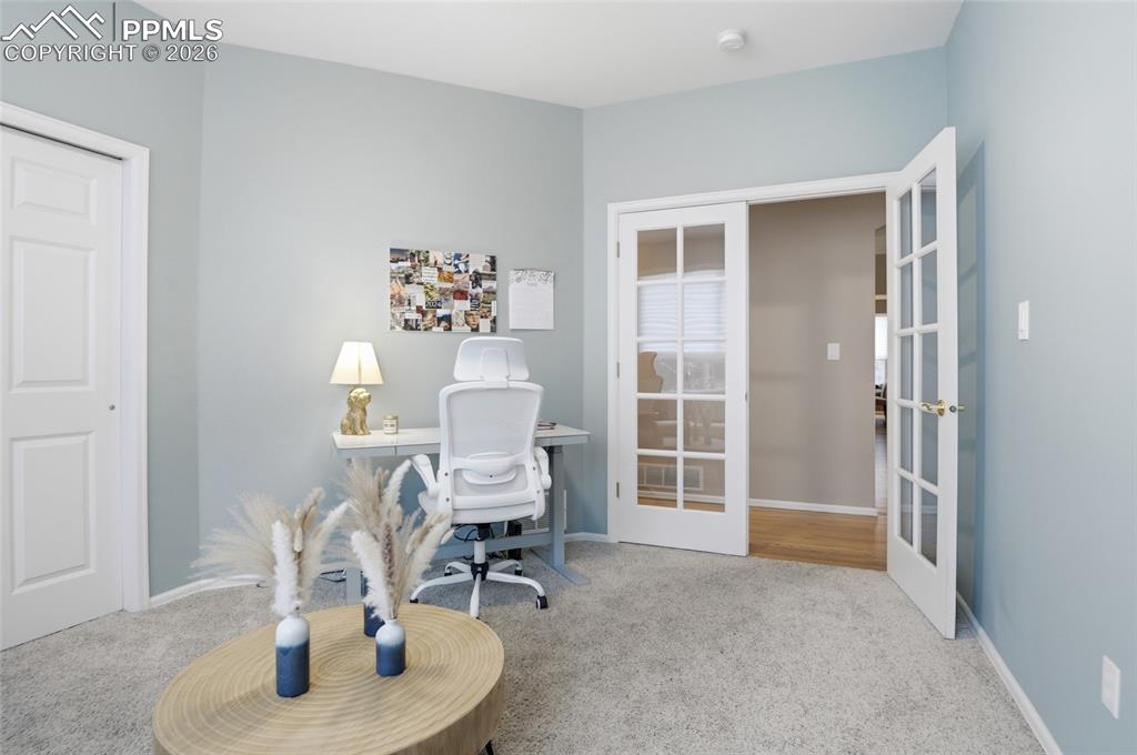 Image 27 of 50: Office