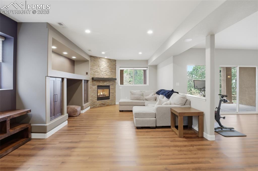 Image 32 of 50: Living Room