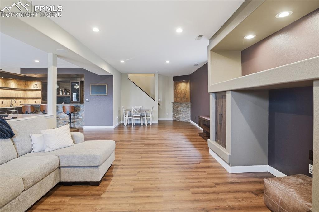 Image 33 of 50: Living Room