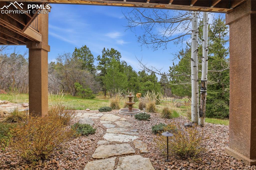 Image 44 of 50: Yard