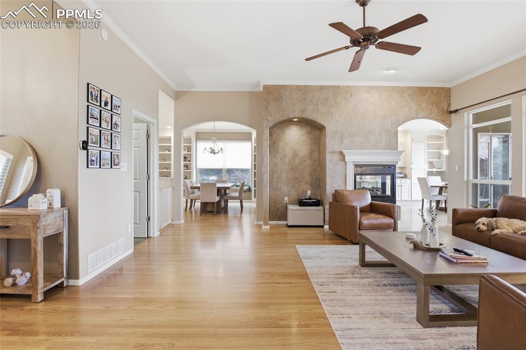 Image 7 of 50: Living Room