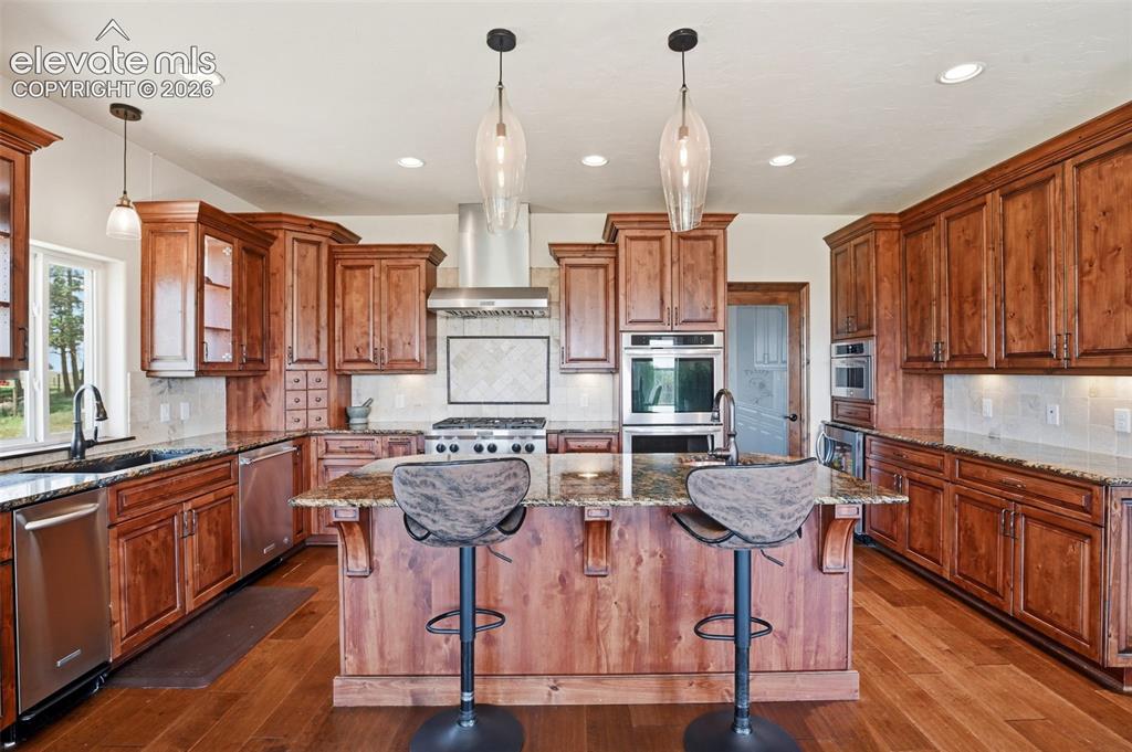 Image 10 of 50: Kitchen