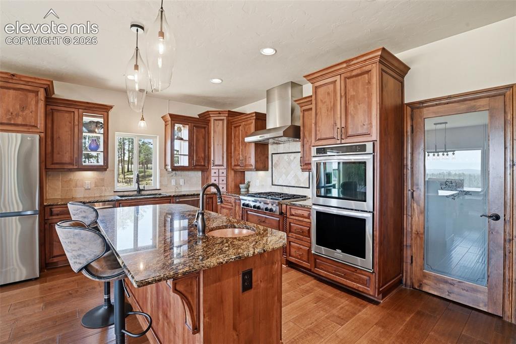 Image 11 of 50: Kitchen
