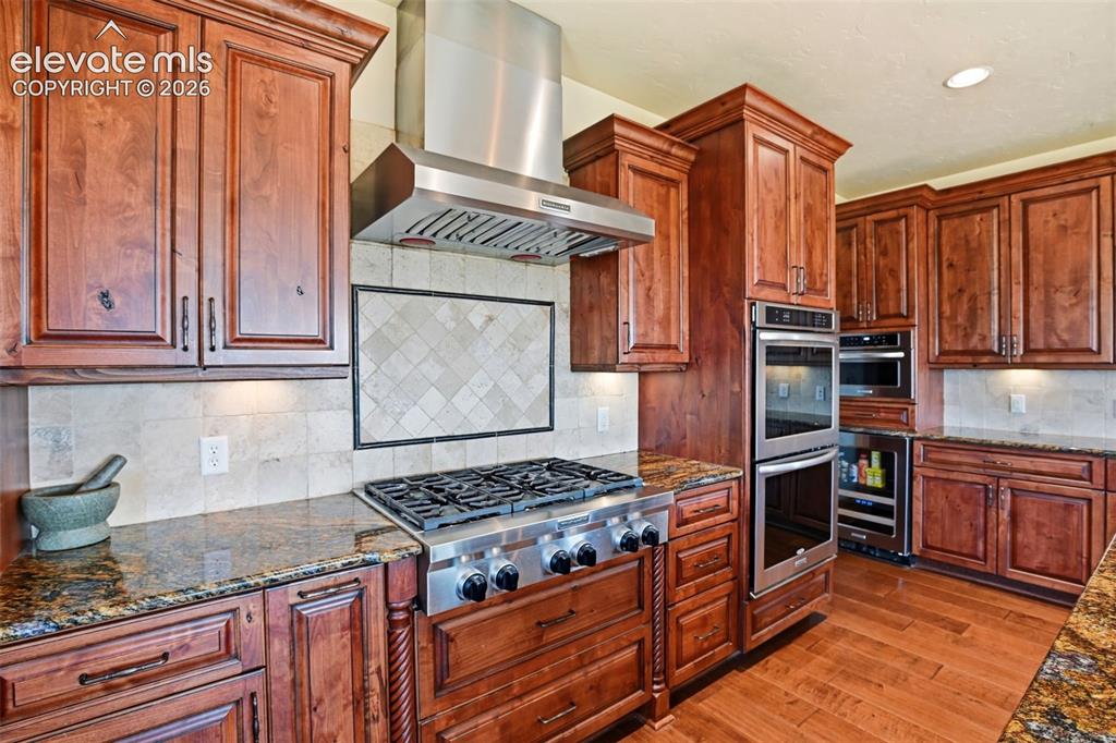 Image 12 of 50: Kitchen