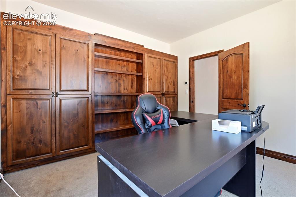 Image 19 of 50: Office