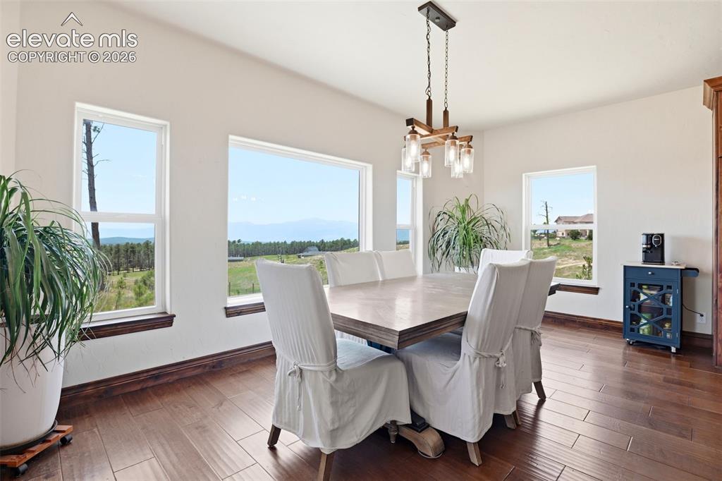 Image 8 of 50: Dining Area