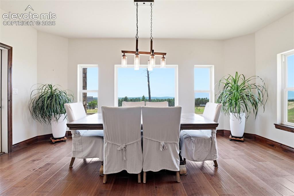 Image 9 of 50: Dining Area