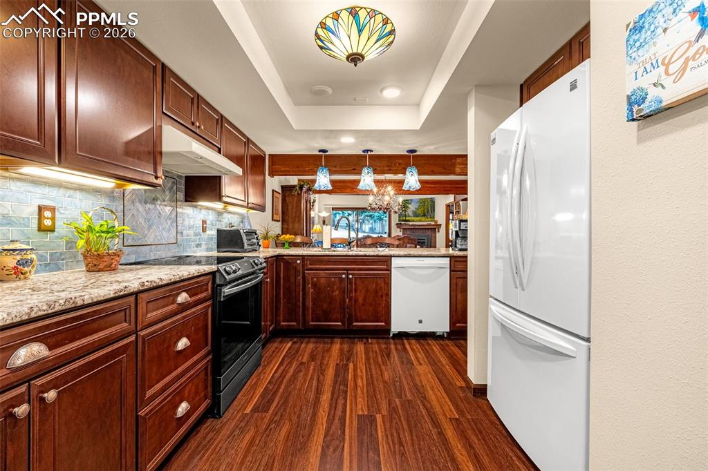 Image 14 of 38: Kitchen