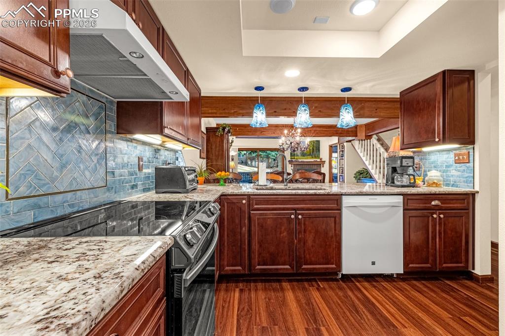 Image 15 of 38: Kitchen