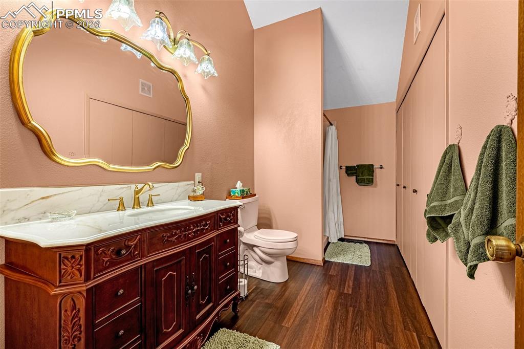 Image 26 of 38: Bathroom