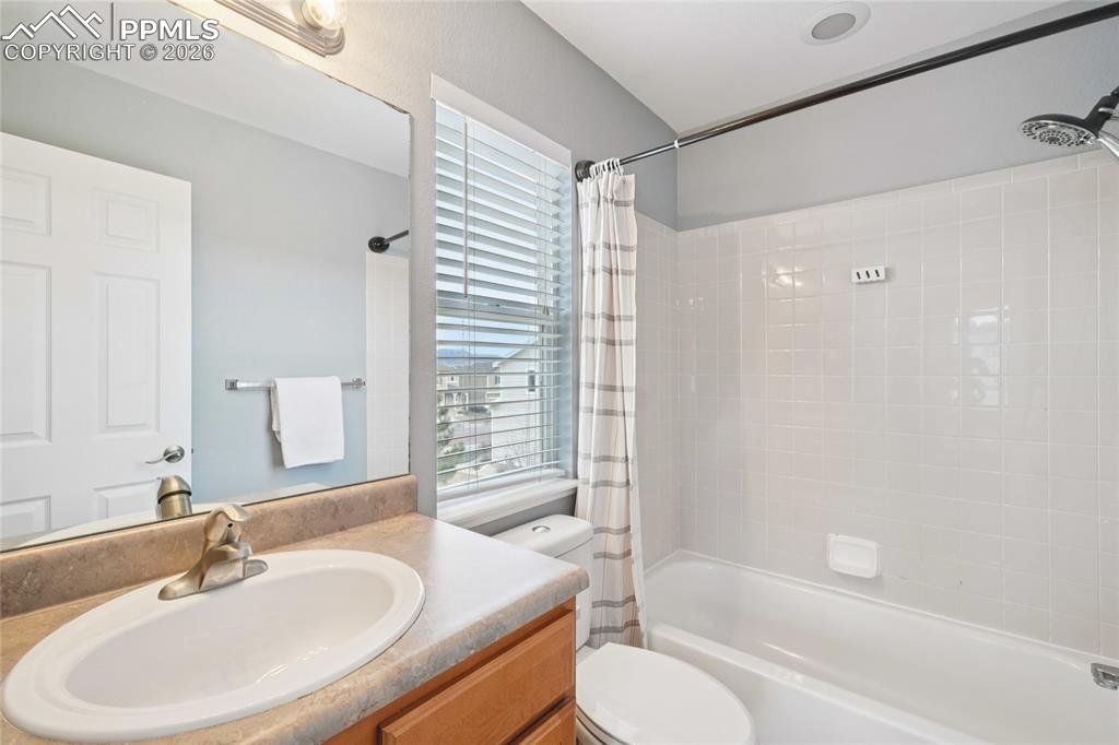 Image 23 of 37: Bathroom