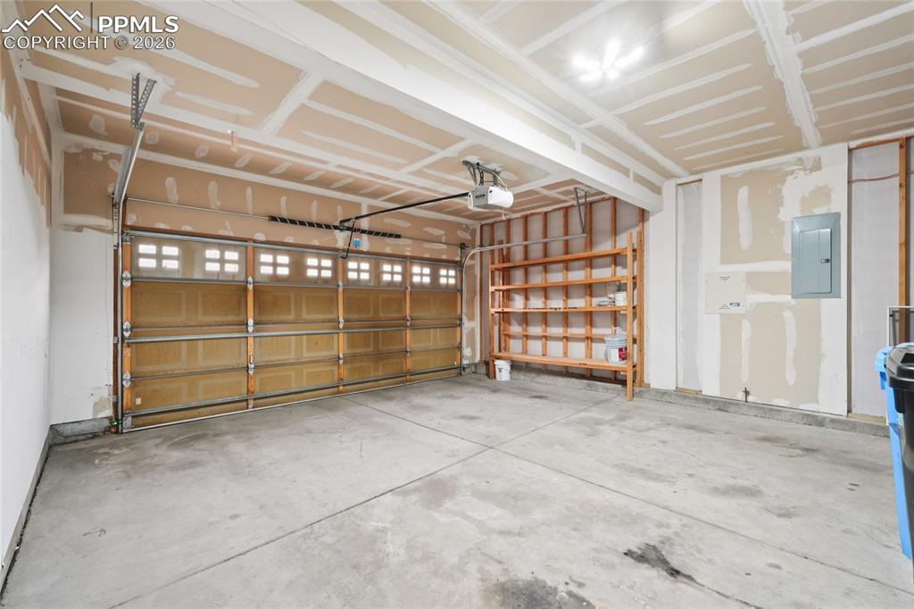 Image 32 of 37: Garage