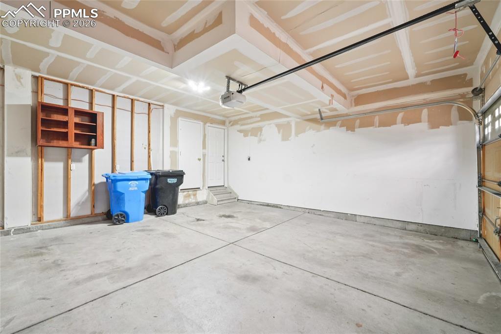 Image 33 of 37: Garage