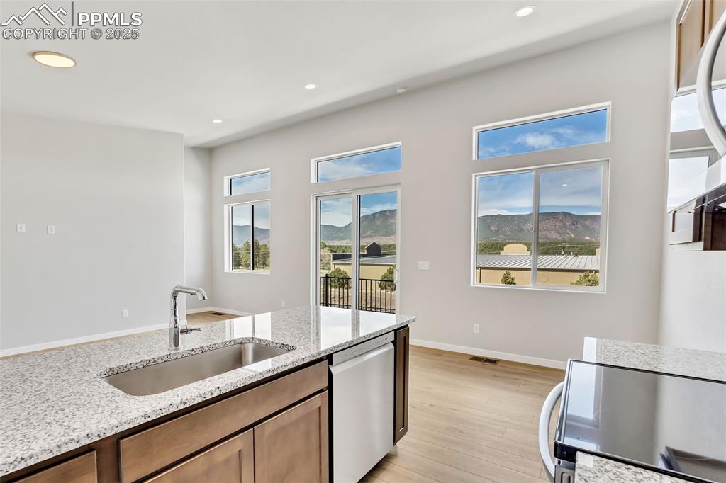 Image 10 of 22: Kitchen