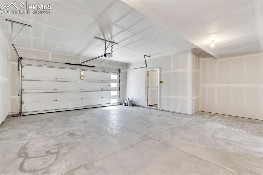 Image 18 of 22: Garage