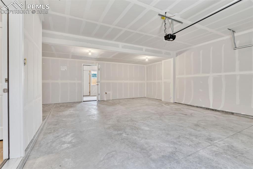 Image 20 of 22: Garage