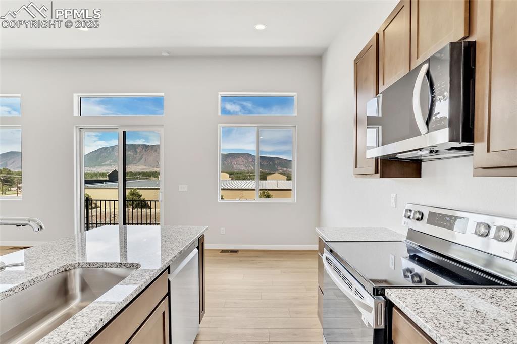 Image 8 of 22: Kitchen