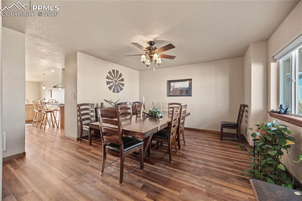 Image 16 of 50: Dining Area