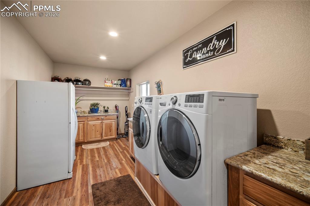 Image 20 of 50: Laundry