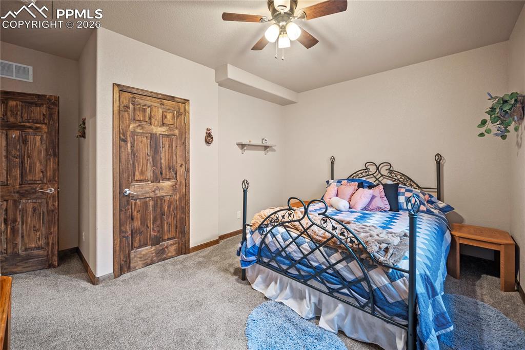 Image 35 of 50: Bedroom