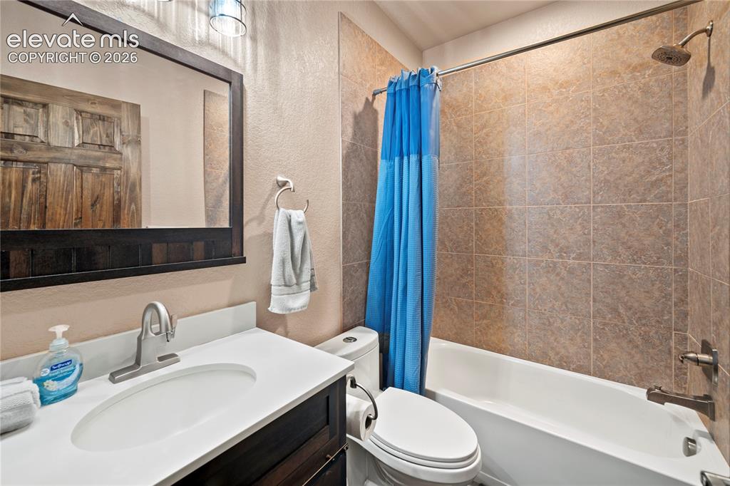 Image 35 of 49: Bathroom